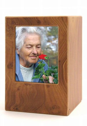 drevená urna na fotografie