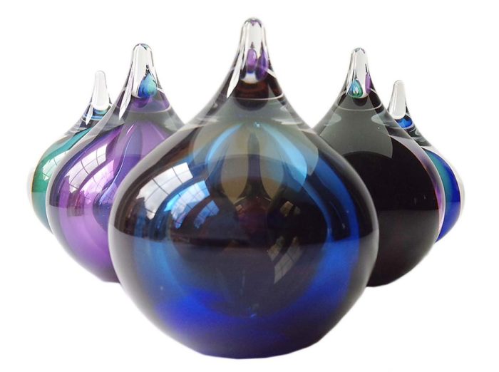pequenos copos de cristal D bolha urna azul
