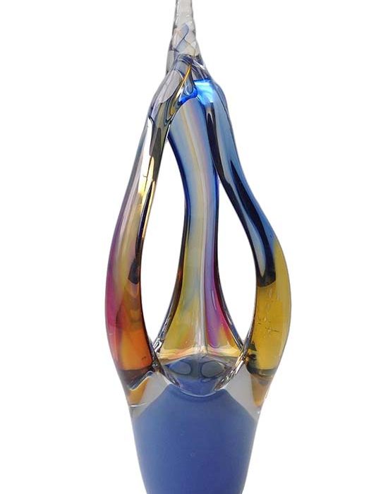 urna ze szkła kryształowego w kolorze błękitnego płomienia