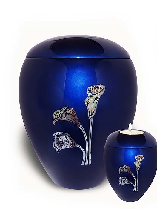 urne avec des fleurs de lys en cire