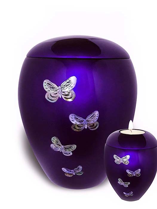 urne med voks lyse sommerfugle