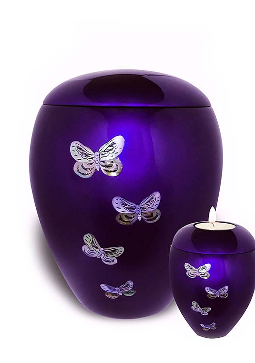 urna s voštanim svijetlim leptirima