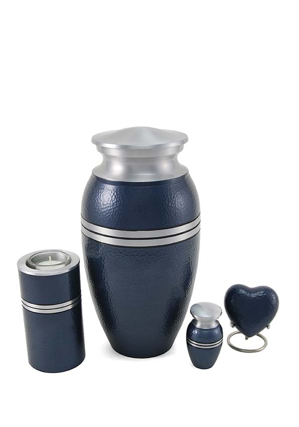 starší kovově modrá urna